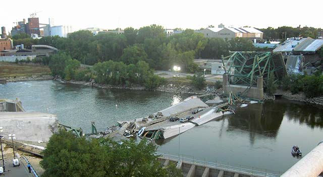 L'effondrement du pont I-35W sur le fleuve Mississippi.