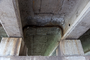 puente viejo con una grieta